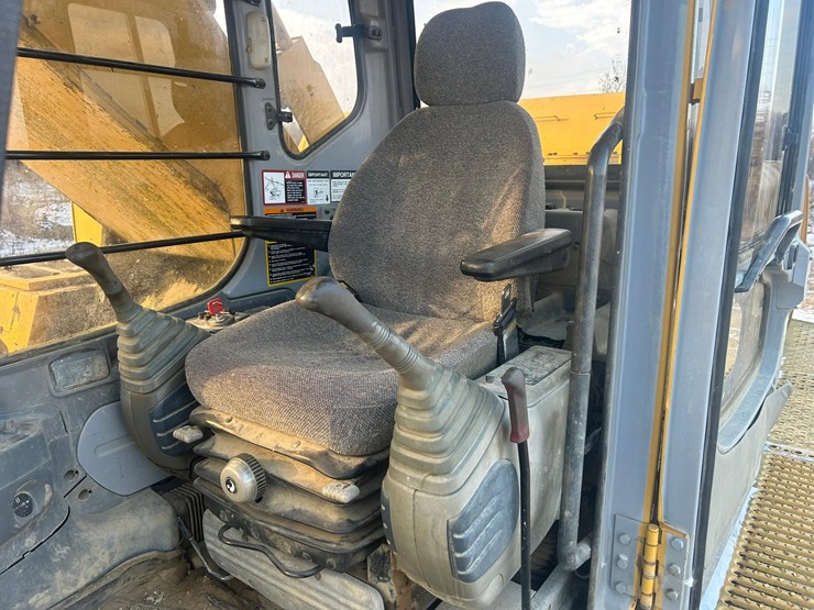 2005-deere-450-lc-image-57