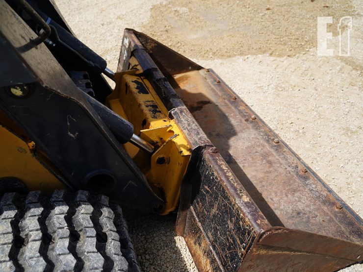 2015-deere-333e-image-14