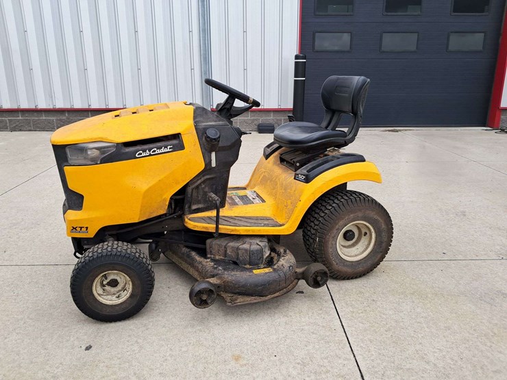 cub-cadet-lawn-tractor-image-1