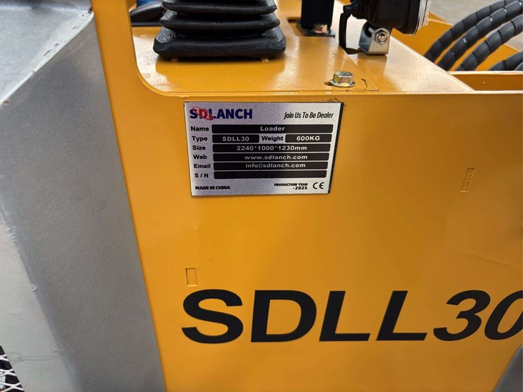 sdll30-stand-on-skid-loader-image-15
