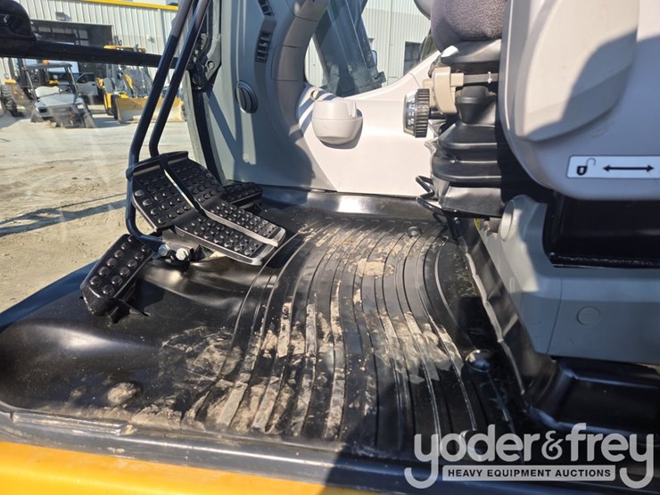 2022-deere-130g-image-75