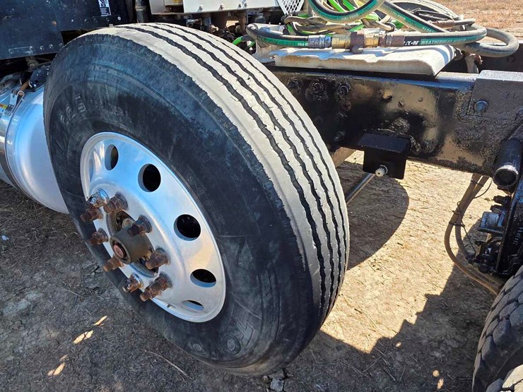 2009-peterbilt-389-image-18