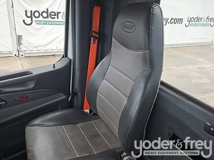 2015-peterbilt-579-image-30