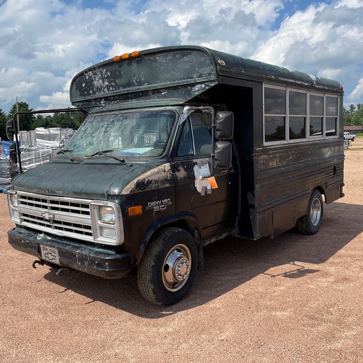 #4735 • 1990 Chevy Van 30 Short Bus (WI Title in Delay)