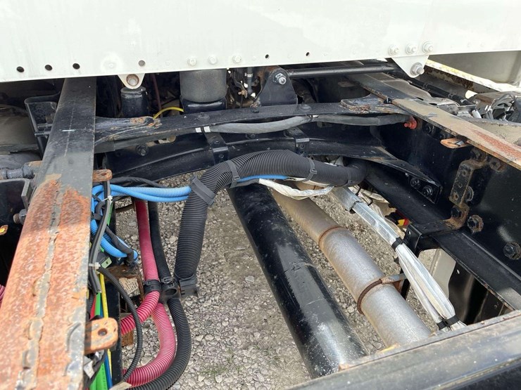 2018-freightliner-m2-106-cab-and-chassis-truck-image-16