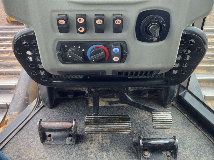 2013-cat-dgn-lgp-dozer-image-47