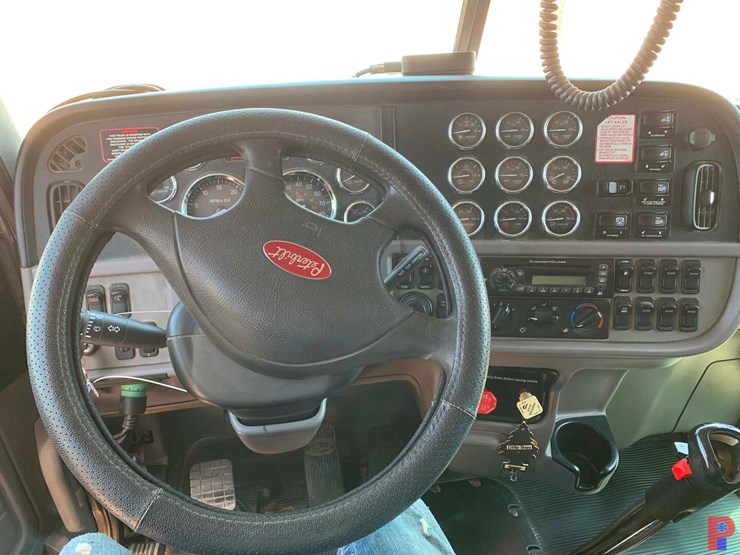 2013-peterbilt-388-image-32