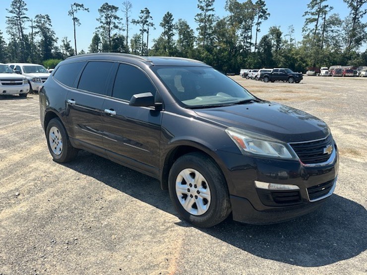 2016-chevrolet-traverse-ls-image-2