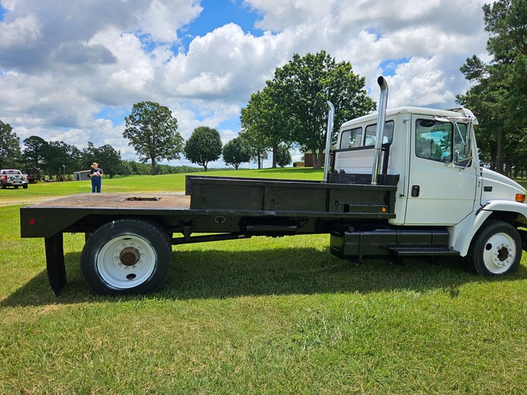 2000-freightliner-fl60-image-24
