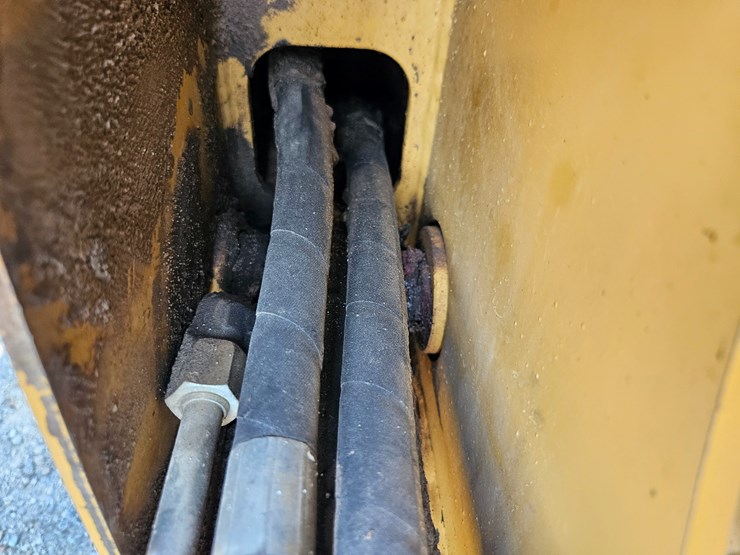 2004-caterpillar-236b-image-55