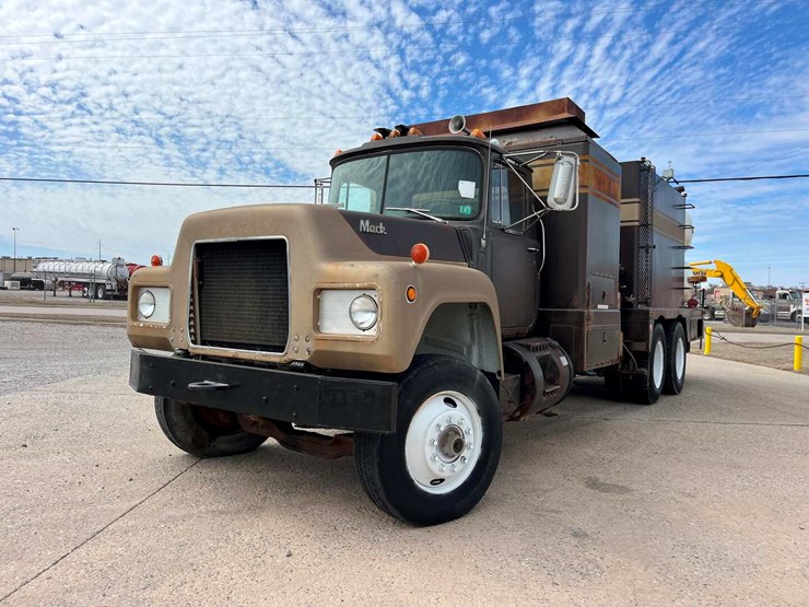 1982-mack-rd685s-image-1
