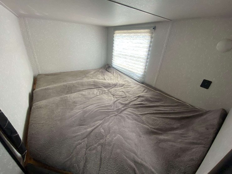2022-forest-river-cherokee-grey-wolf-26brb-patriotic-edition-32ft.-t/a-travel-trailer-image-17