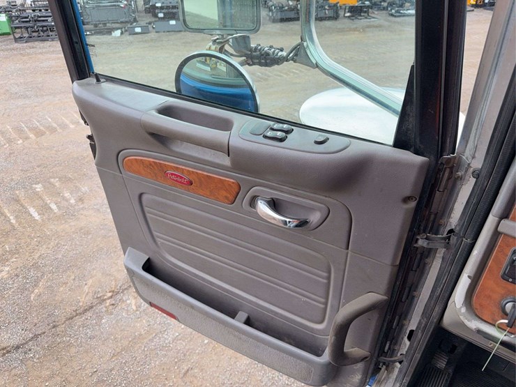 2008-peterbilt-388-image-56