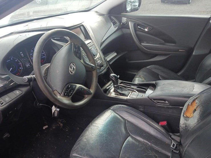 2013-hyundai-azera-runs/moves-base-image-5