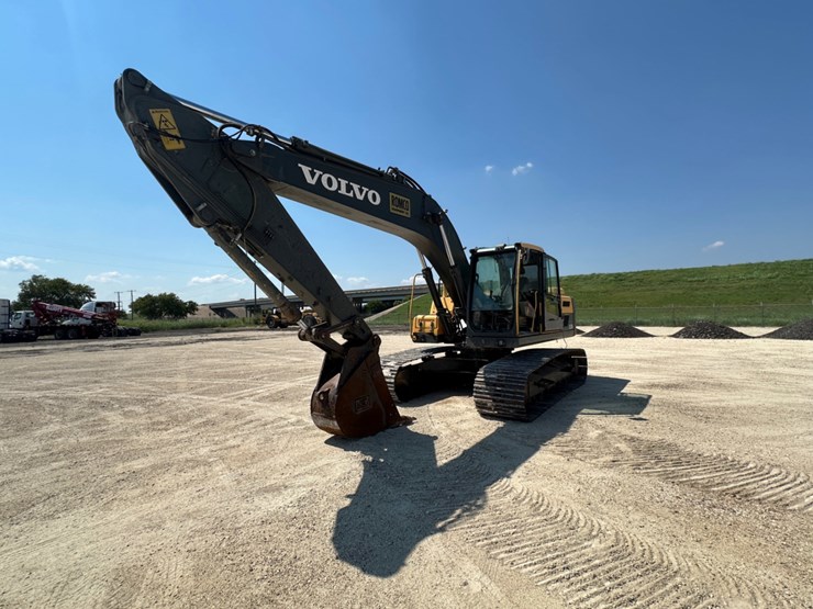 2013-volvo-ec220dl-image-1