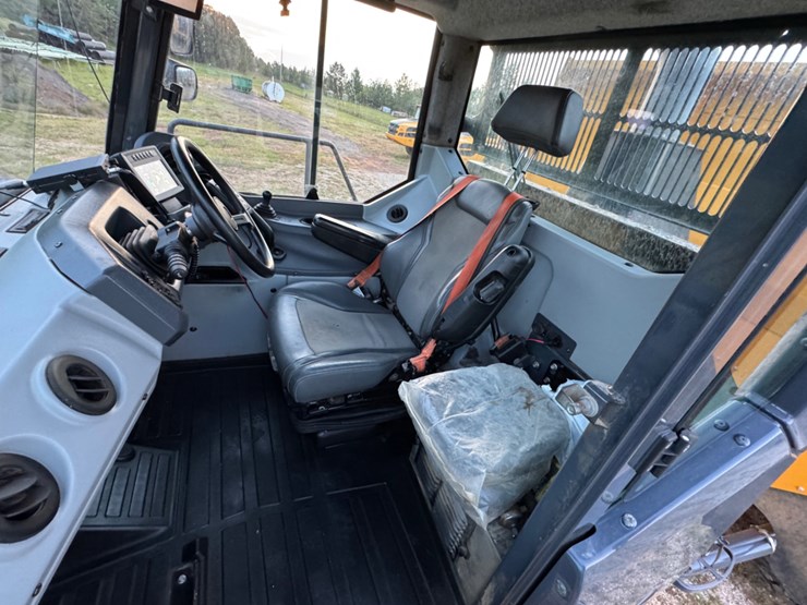 2022-deere-410e-image-11