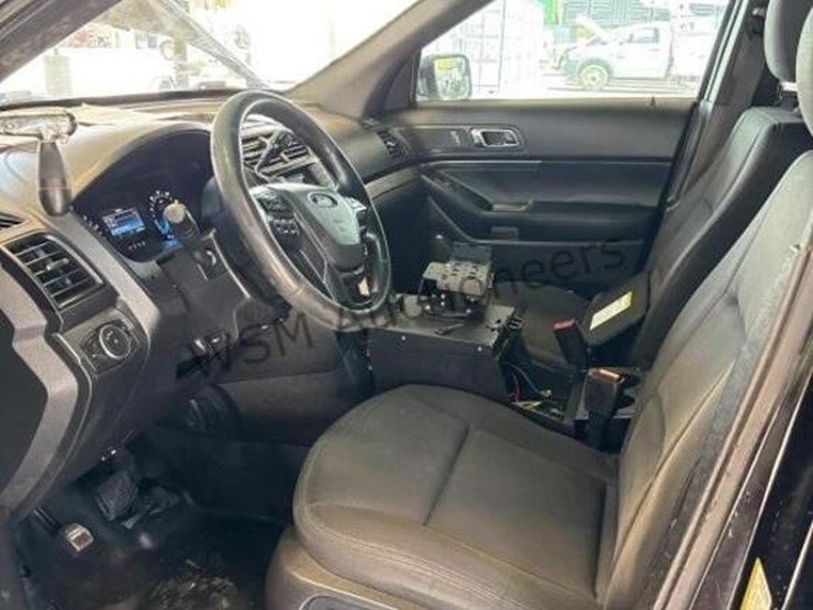 2016-ford-explorer-image-21