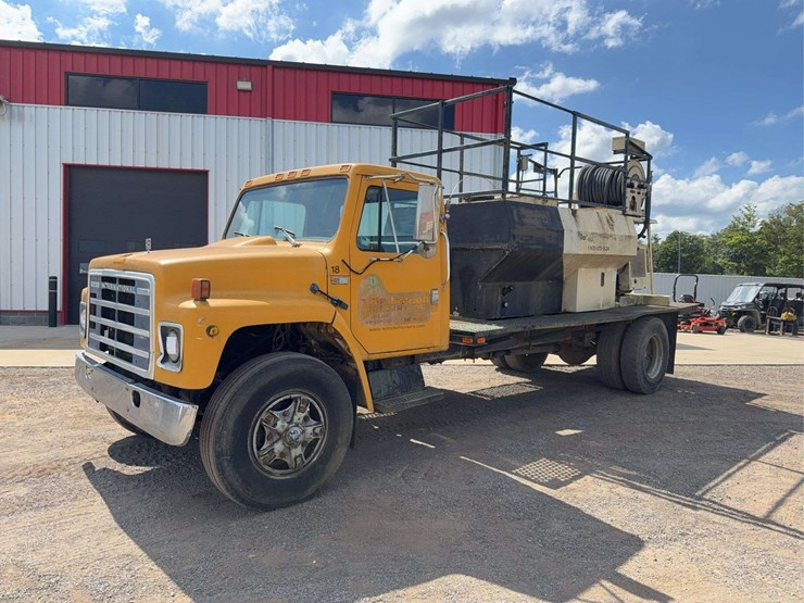 1986-international-1954-hydroseeder-image-1