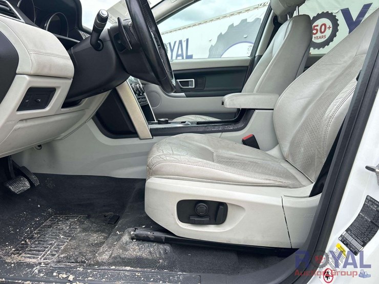 2017-land-rover-discovery-suv-image-12