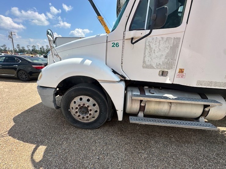 #22942-•-2005-freightliner-image-26
