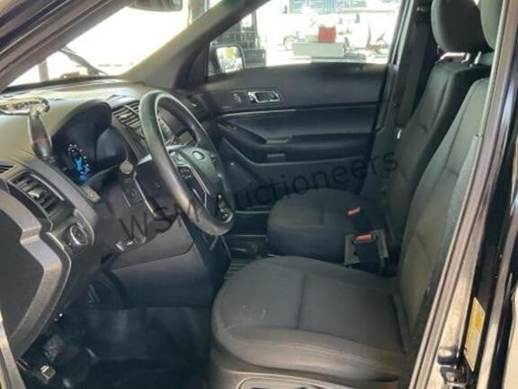 2016-ford-explorer-image-21