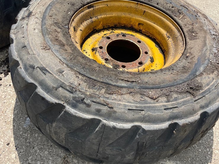 4-titan-14-17.5-skidloader-tires-image-13