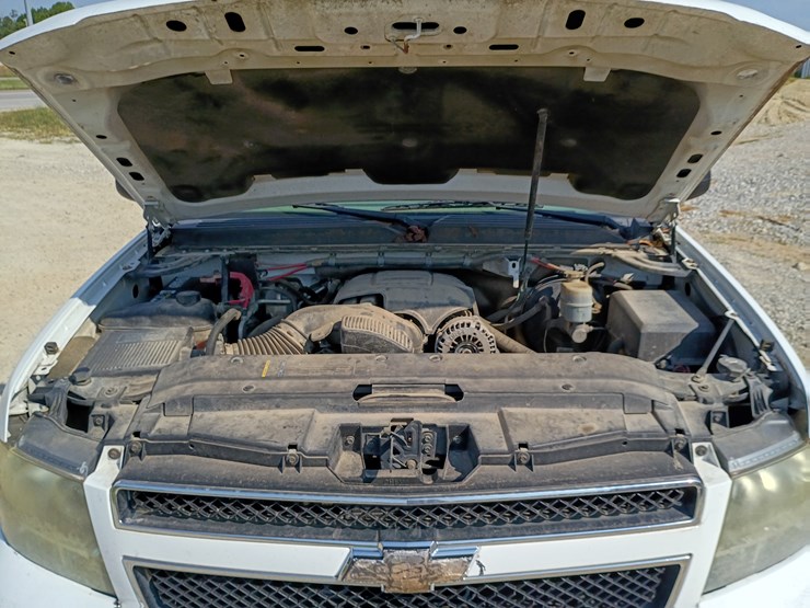 2010-chevrolet-tahoe-image-17