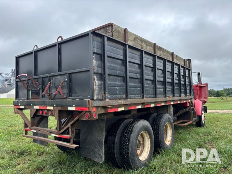 2002-peterbilt-330-image-44