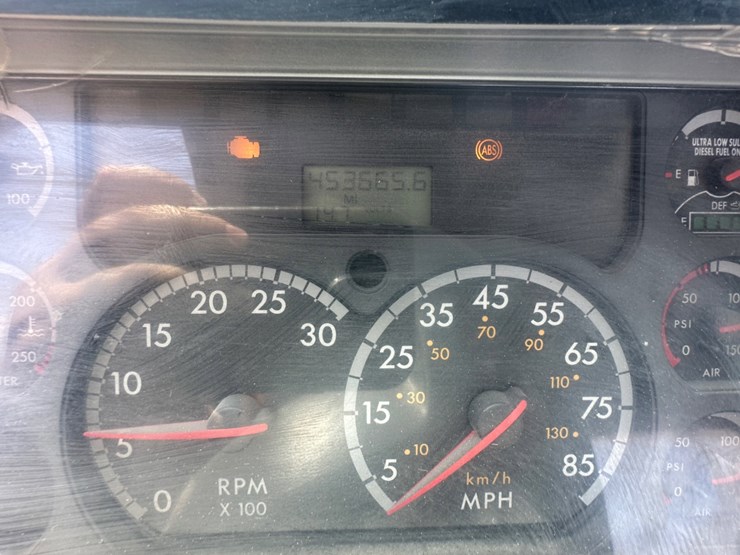 2012-freightliner-cascadia-image-17