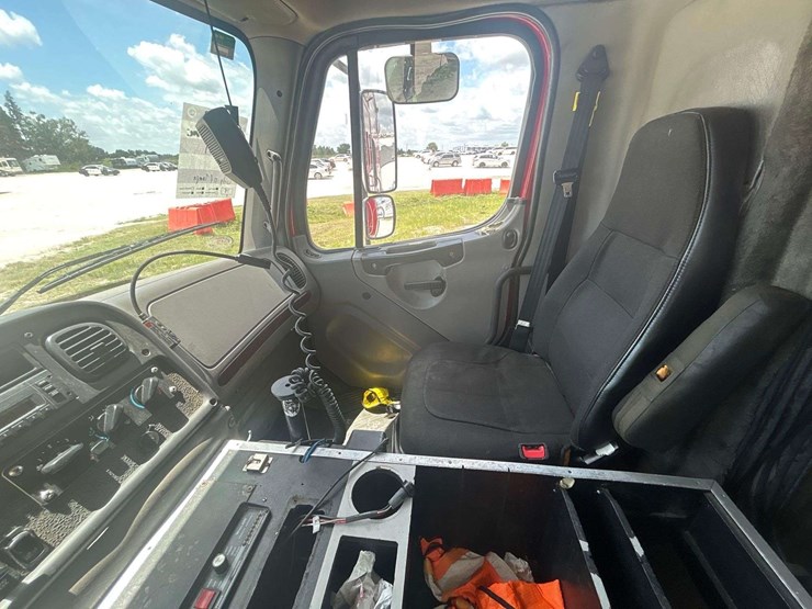 2009-freightliner-m2-106-medtec-ambulance-image-17