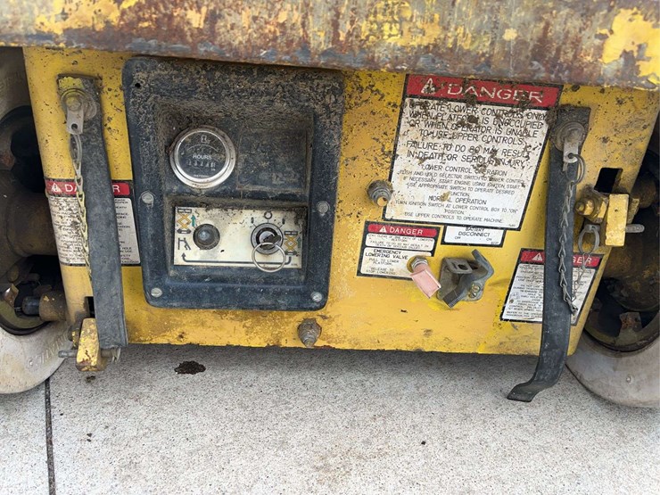 1999-grove-sm2632-scissor-lift-image-7
