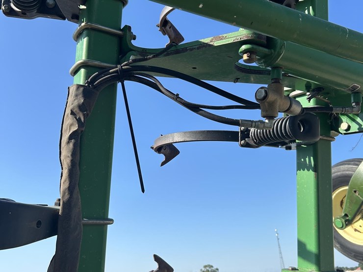 2004-john-deere-2210-image-38