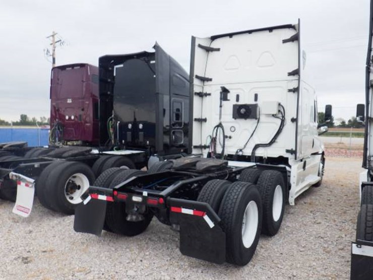 2022-freightliner-cascadia-126-image-5