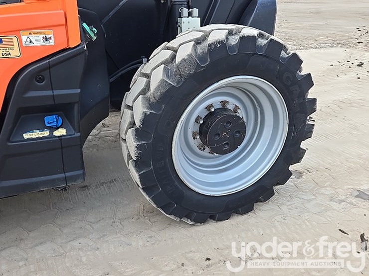 2019-jlg-1055-image-17