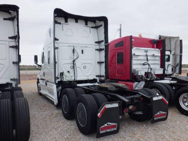2021-freightliner-cascadia-126-image-9