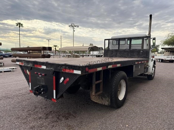 2003-freightliner-fl70-image-7