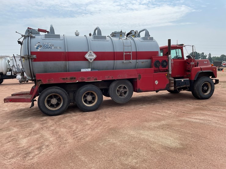 #4728-•-1995-mack-tri-axle-water-tank-truck-(has-wi-title)-image-8