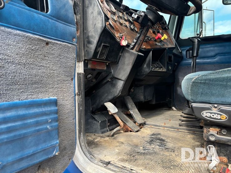 1998-peterbilt-385-image-83