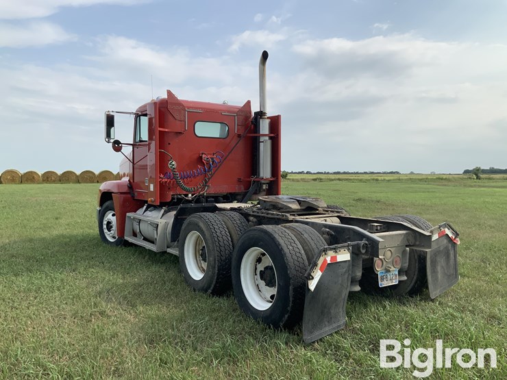 2000-freightliner-fld120-image-7