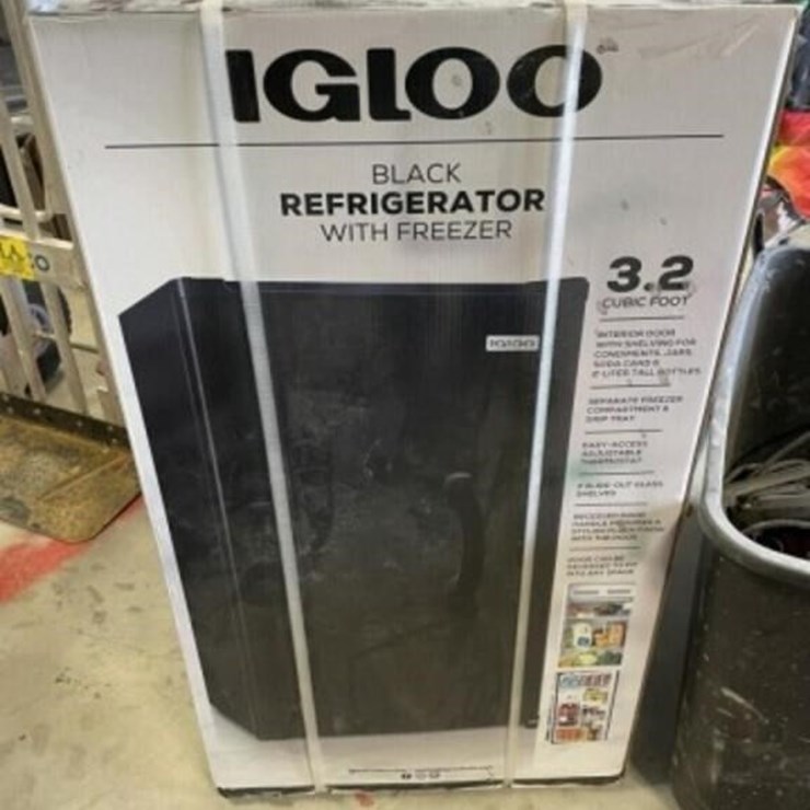 Igloo 3.2 cu ft mini fridge in the box, Black