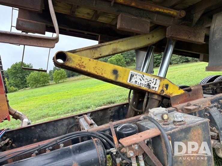 2002-peterbilt-330-image-54