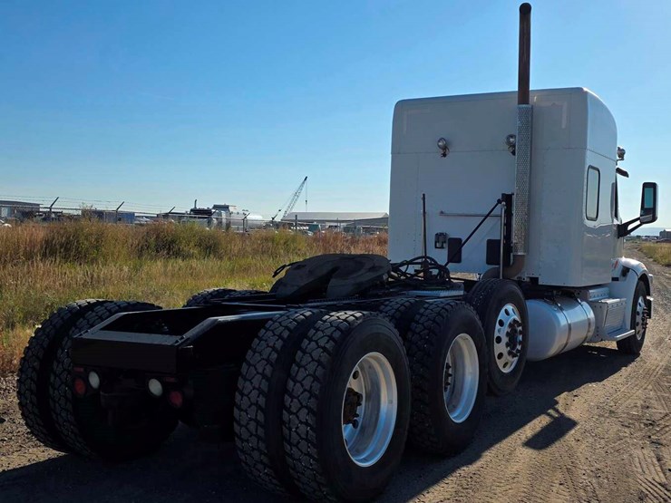 2017-peterbilt-567-image-4