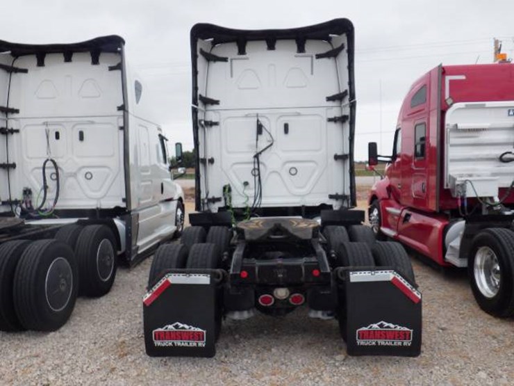 2021-freightliner-cascadia-126-image-7