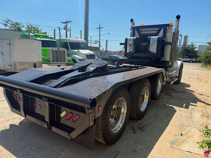 2015-peterbilt-389-image-3