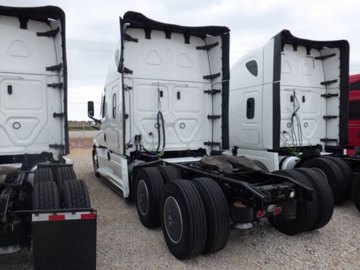 2021-freightliner-cascadia-126-image-9