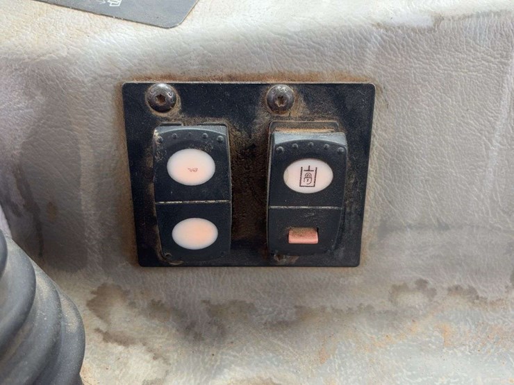 2013-caterpillar-d6t-xw-image-50