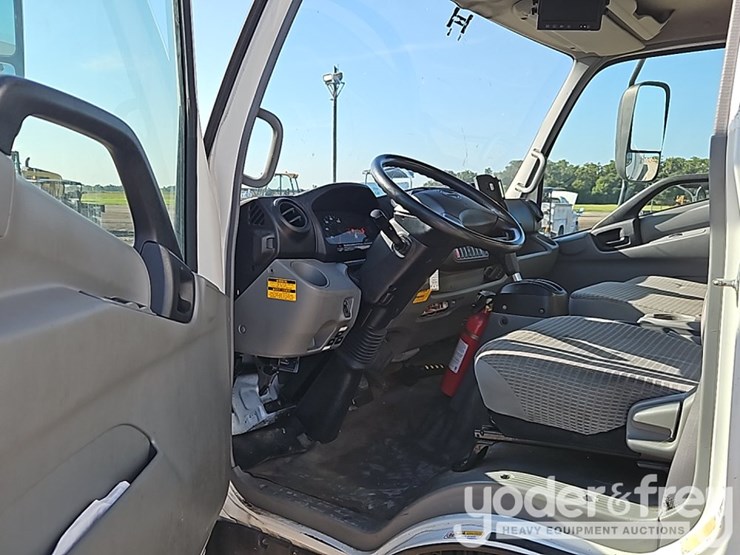 2019-hino-195-image-24