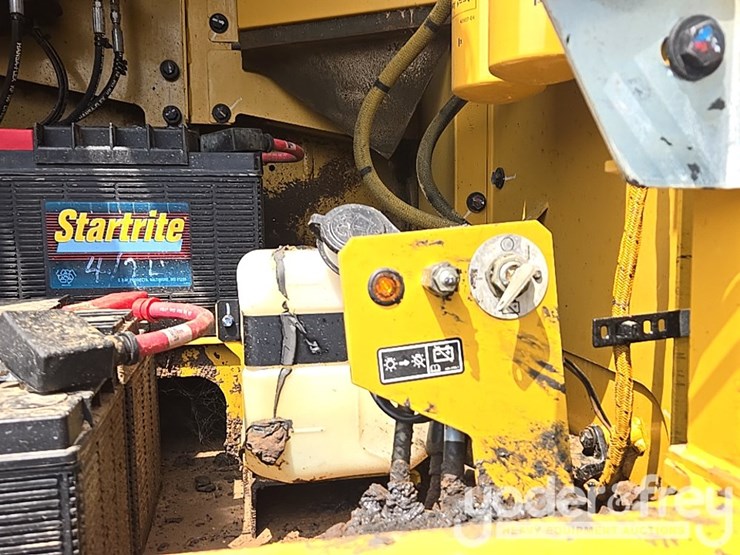 2021-caterpillar-349-image-48