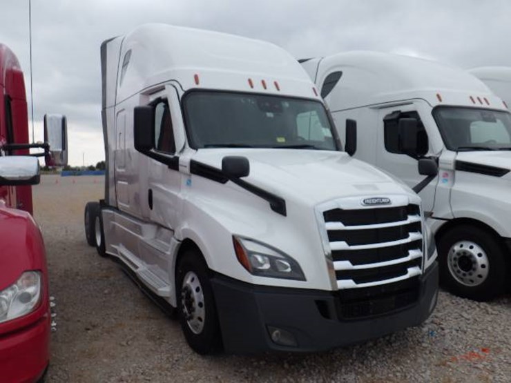 2021-freightliner-cascadia-126-image-3