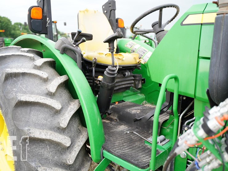 2013-john-deere-5100e-image-29